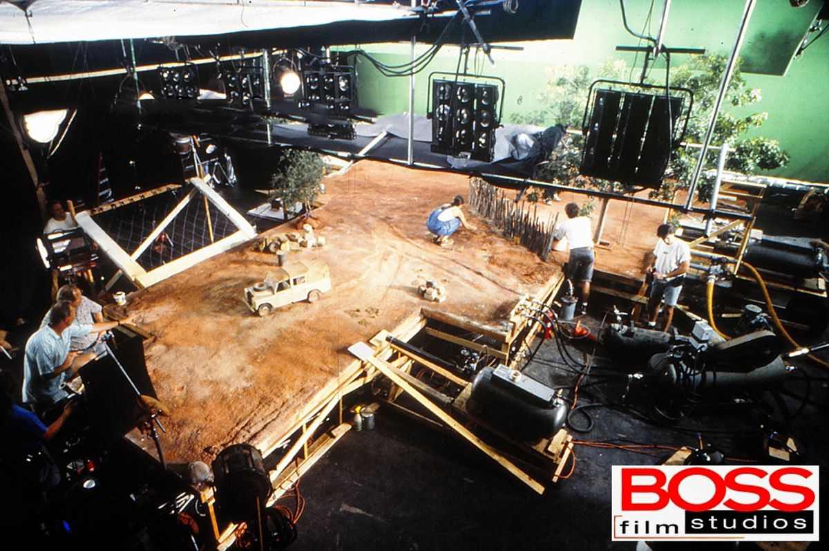 Boss Film Studiosの撮影ステージに置かれた、アウトブレイクの4分の1サイズのキャンプ模型
