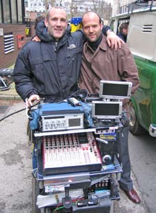 バンク・ジョブの撮影現場で録音機材の台車と並ぶサイモン・ヘイズとジェイソン・ステイサム