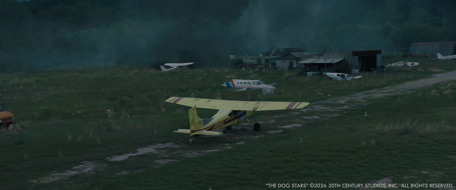 VFXで草木や放置された機体が加わった飛行場